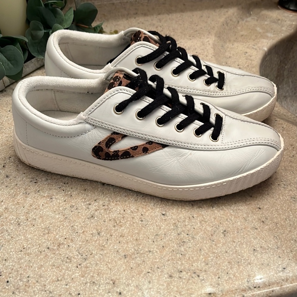 Tretorn brand size 7.5 leather tie closure shoes